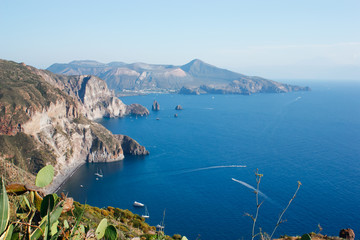 This image has an empty alt attribute; its file name is lipari-Q4.jpg